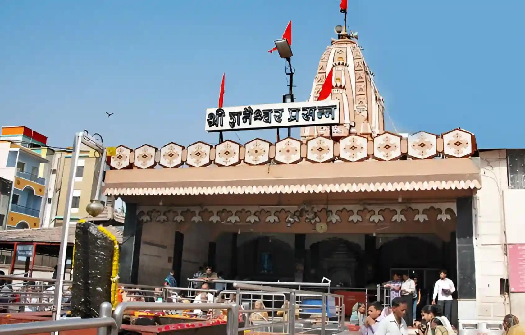 श्री शनिदेव मंदिर, शनि शिंगणापुर, महाराष्ट्र 